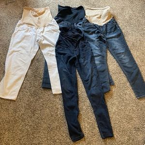 Size small maternity lot. There are 4 pairs of jeans.